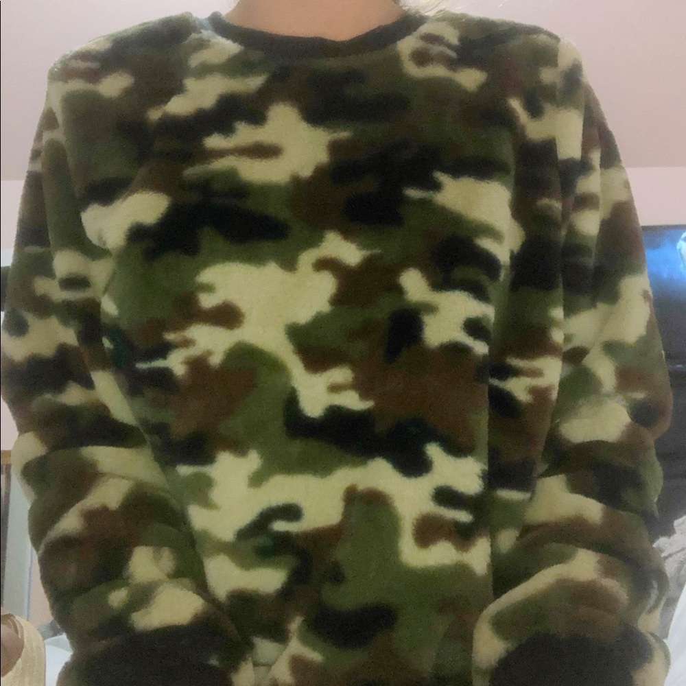 CUTE CAMO SWEATER